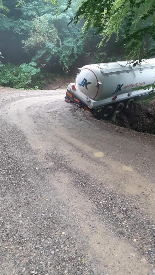 Kamiondžiju kod Tešnja navigacija odvela na pogrešan put, cisterna zamalo završila u provaliji