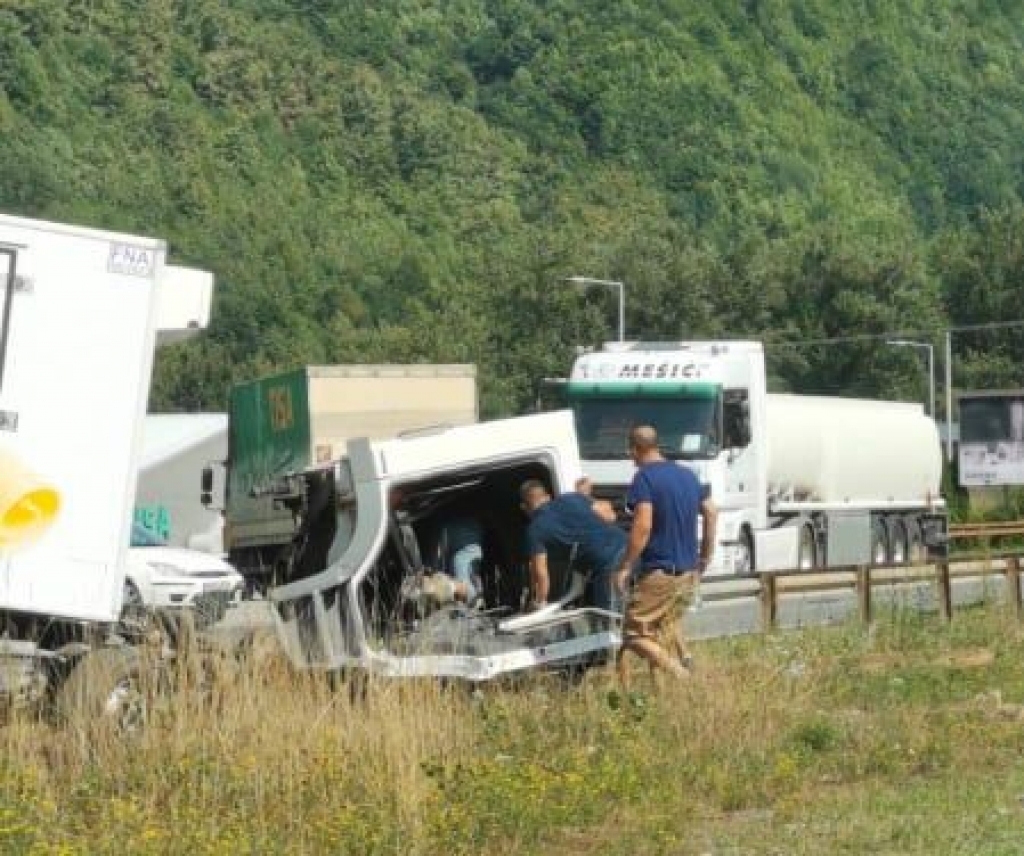 Teška nesreća na M-17: Sudar kamiona i auta, ima poginulih, saobraćaj obustavljen