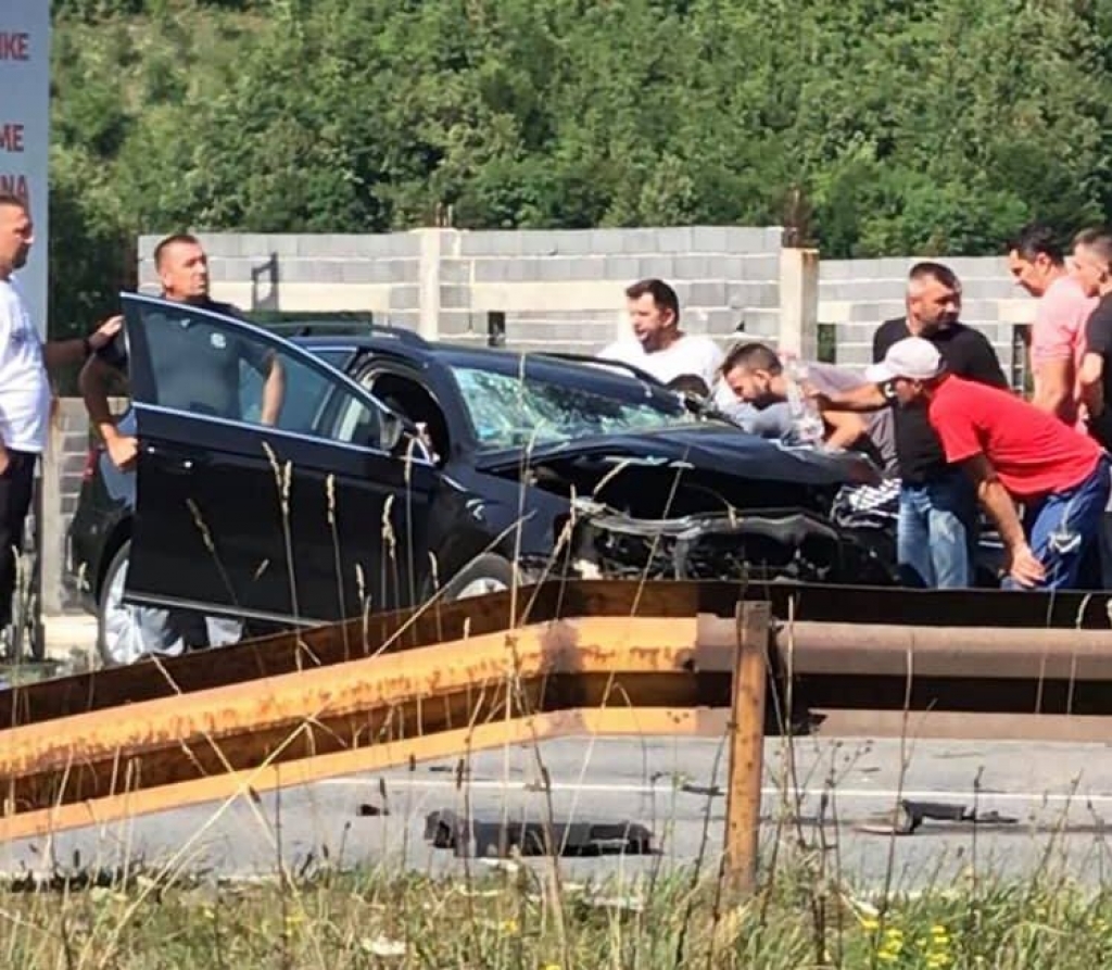 Teška nesreća na M-17: Sudar kamiona i auta, ima poginulih, saobraćaj obustavljen Teška nesreća na M-17: Sudar kamiona i auta, ima poginulih, saobraćaj obustavljen