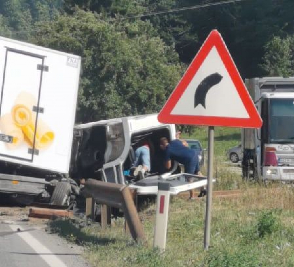 Teška nesreća na M-17: Sudar kamiona i auta, ima poginulih, saobraćaj obustavljen