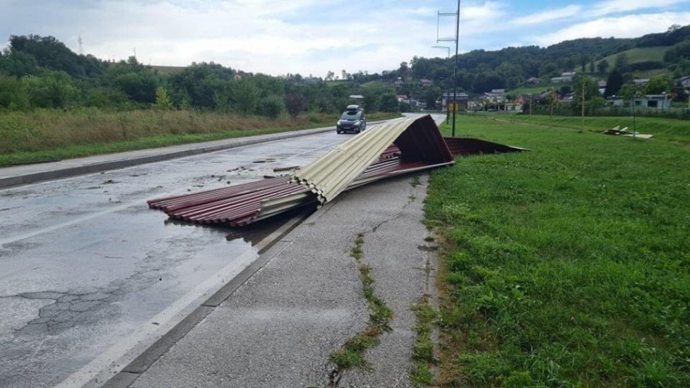 Snažno nevrijeme pogodilo Krajinu, vjetar čupao drveće i prevrnuo kamion