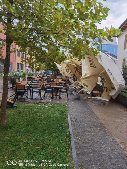 Snažno nevrijeme pogodilo Krajinu, vjetar čupao drveće i prevrnuo kamion