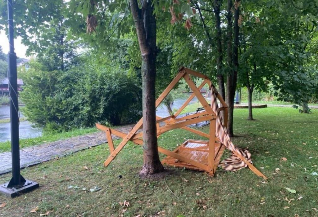 Snažno nevrijeme pogodilo Krajinu, vjetar čupao drveće i prevrnuo kamion