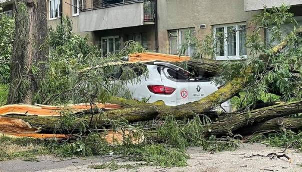 Snažno nevrijeme pogodilo Krajinu, vjetar čupao drveće i prevrnuo kamion