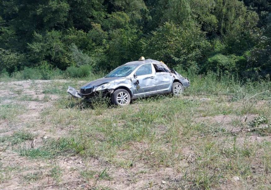 U Stanarima maloljetnik sa taksi vozilom sletio s kolovoza