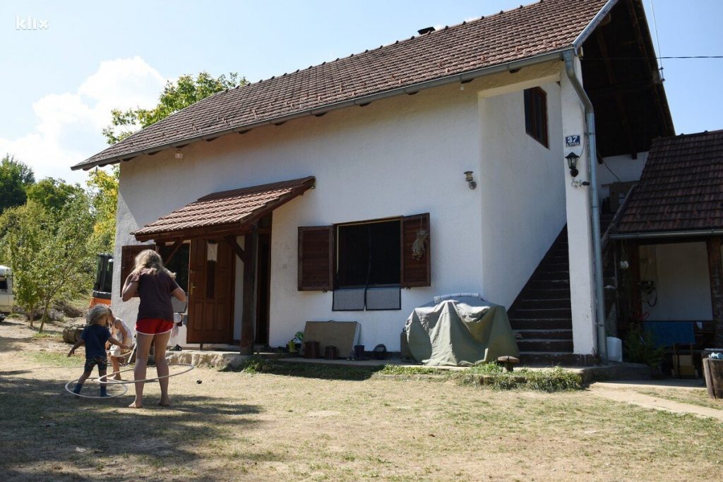 Svi žele u Njemačku, a mi smo kod Bosanske Krupe pronašli Nijemce koji su doselili u BiH Svi žele u Njemačku, a mi smo kod Bosanske Krupe pronašli Nijemce koji su doselili u BiH