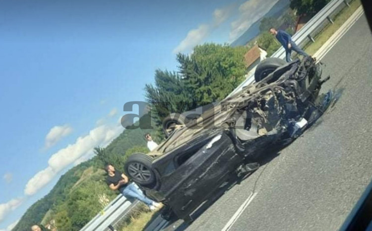 Težak udes na autoputu kod Visokog: Vozilo na krovu