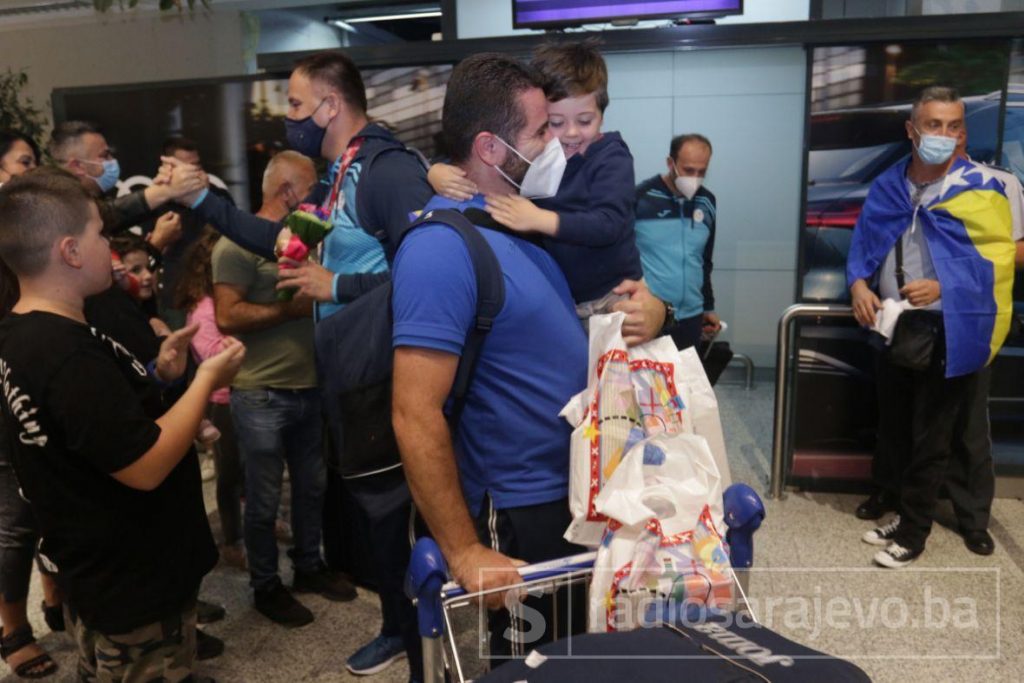 Šampioni velikog srca / Suze radosnice na dočeku najtrofejnijih Zmajeva naše države