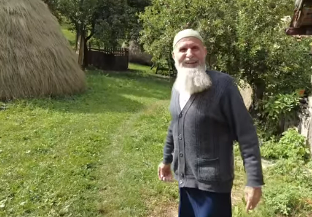 Željezno Polje: Ima 81. godinu, a izreže 10 metara drva i složi 12 sijena za par dana! (VIDEO)