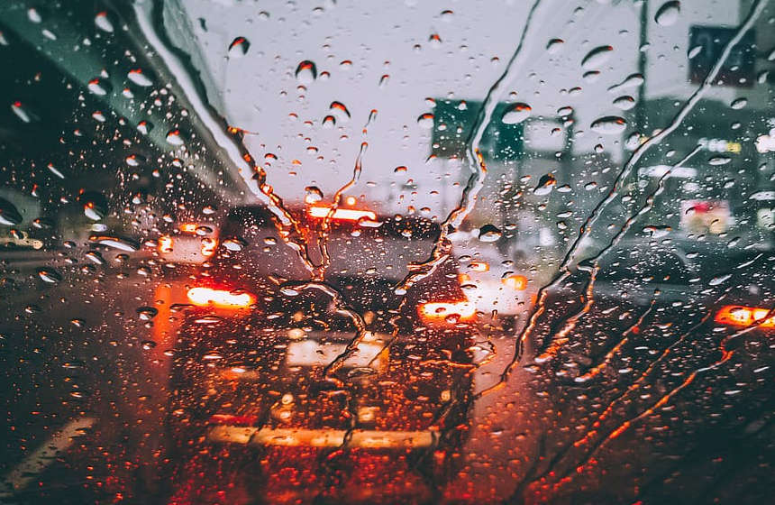 Na putevima u BiH kiša uzrokovala otežan saobraćaj: Oprez vozačima zbog mogućih odrona