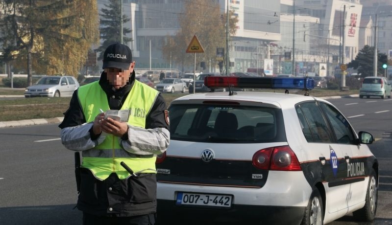U saobraćajnu stavio 150 KM i policajcima rekao: "Evo počastite se, ja žurim"