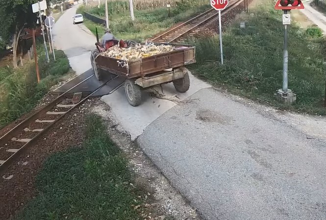 ŽELJEZNICE RS OBJAVILE SNIMAK: Traktorista kod Doboja „za dlaku“ izbjegao voz