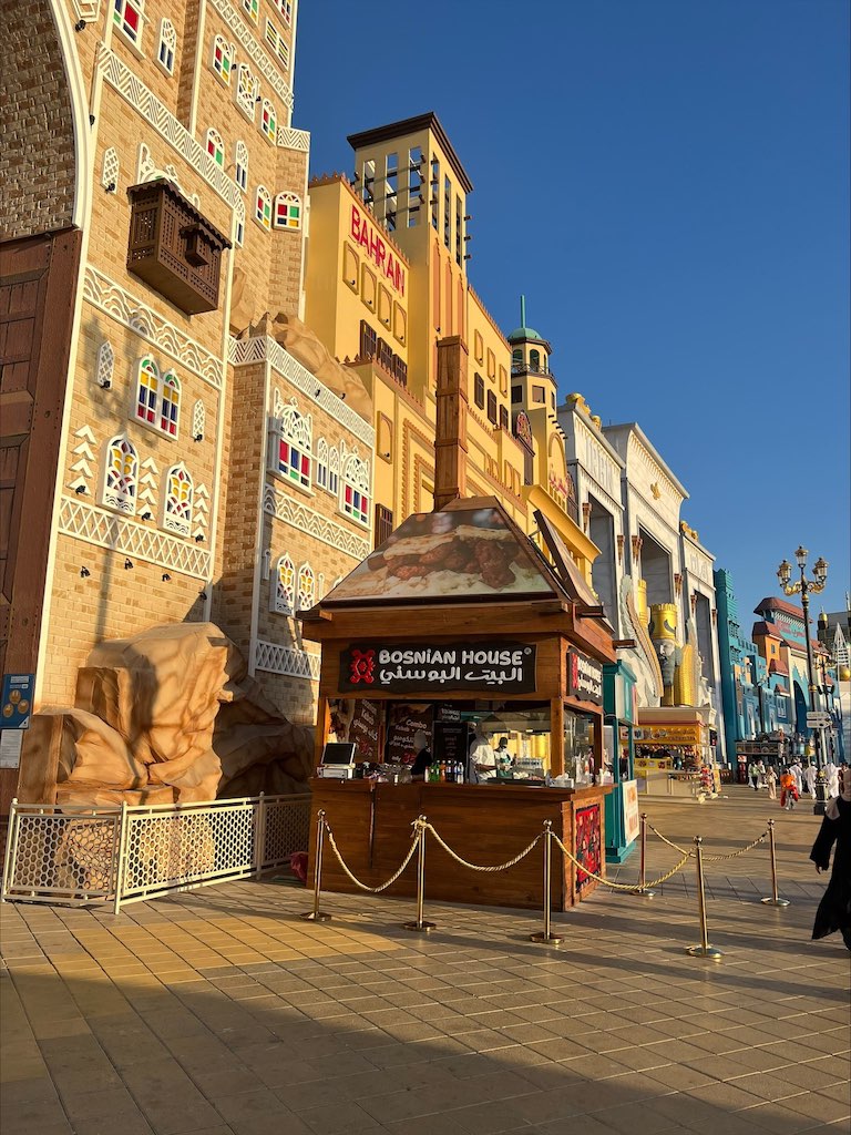 Zavirite u Bosanski paviljon na Global Villageu u Dubaiju: Arapi u redu čekaju za ćevape u Dubaiju Zavirite u Bosanski paviljon na Global Villageu u Dubaiju: Arapi u redu čekaju za ćevape u Dubaiju