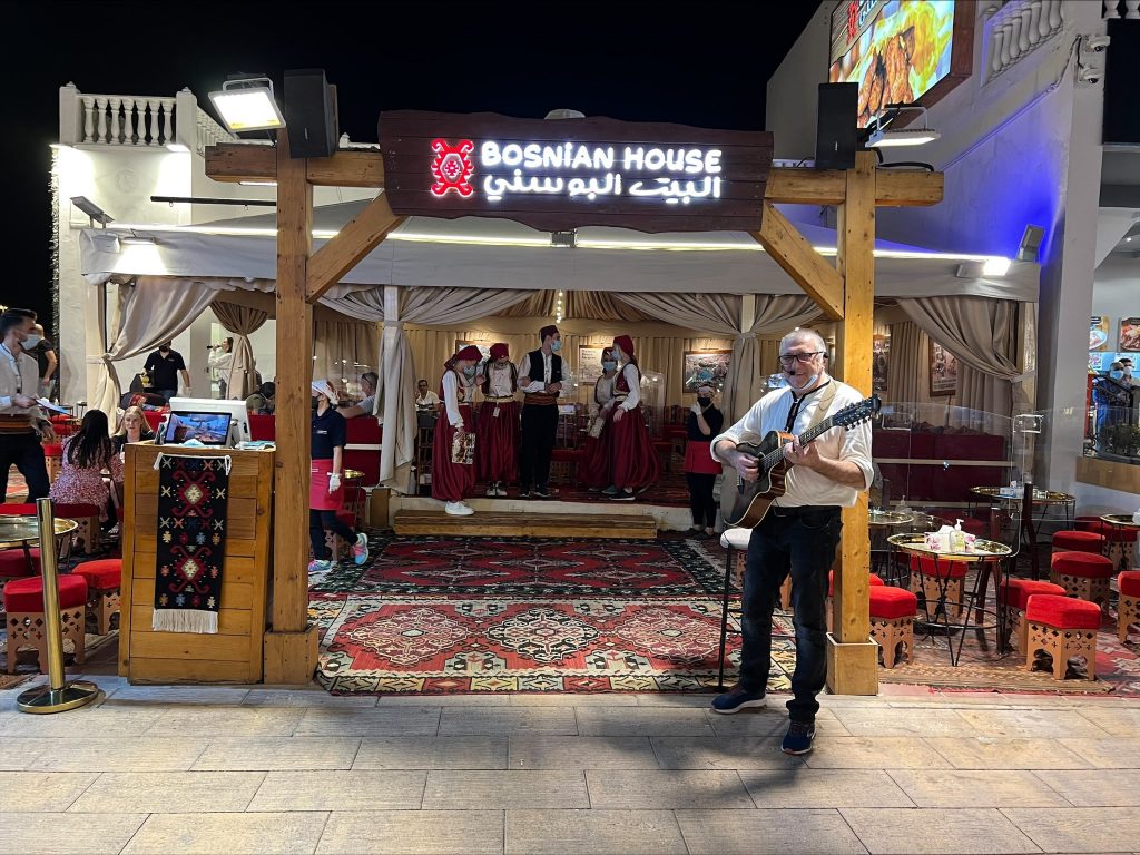 Zavirite u Bosanski paviljon na Global Villageu u Dubaiju: Arapi u redu čekaju za ćevape u Dubaiju Zavirite u Bosanski paviljon na Global Villageu u Dubaiju: Arapi u redu čekaju za ćevape u Dubaiju