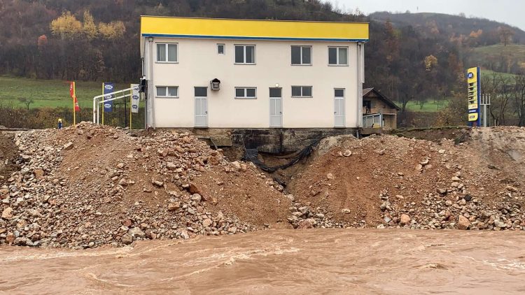 Kakva je situaciju jutros sa benzinskom pumpom u Vojkovićima zbog koje prijeti ekološka katastrofa?