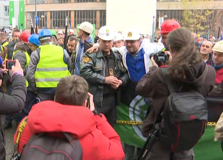 Zoran Čegar potezom oduševio sve prisutne na protestima rudara (VIDEO)