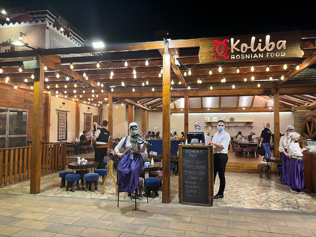 Zavirite u Bosanski paviljon na Global Villageu u Dubaiju: Arapi u redu čekaju za ćevape u Dubaiju Zavirite u Bosanski paviljon na Global Villageu u Dubaiju: Arapi u redu čekaju za ćevape u Dubaiju