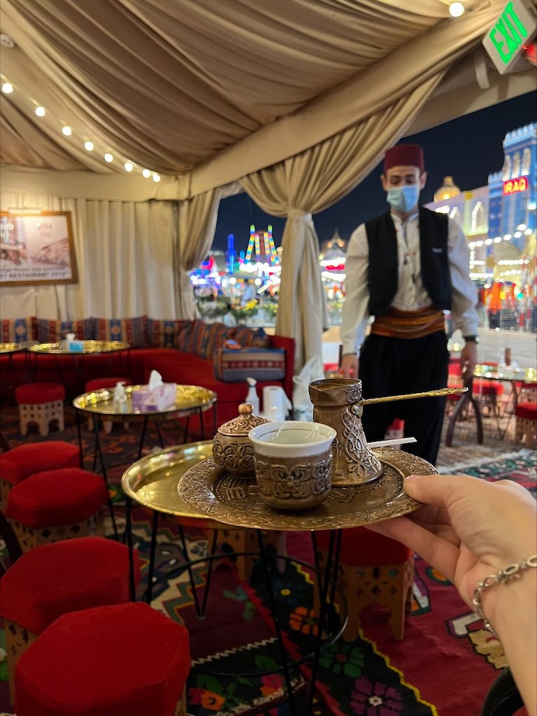 Zavirite u Bosanski paviljon na Global Villageu u Dubaiju: Arapi u redu čekaju za ćevape u Dubaiju Zavirite u Bosanski paviljon na Global Villageu u Dubaiju: Arapi u redu čekaju za ćevape u Dubaiju