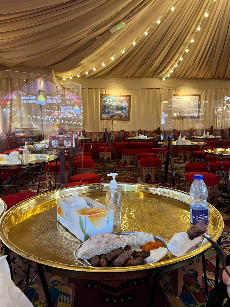 Zavirite u Bosanski paviljon na Global Villageu u Dubaiju: Arapi u redu čekaju za ćevape u Dubaiju Zavirite u Bosanski paviljon na Global Villageu u Dubaiju: Arapi u redu čekaju za ćevape u Dubaiju