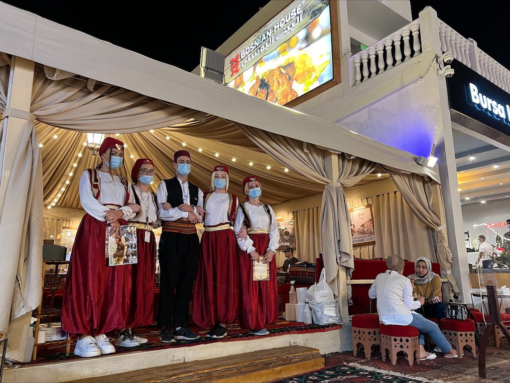 Zavirite u Bosanski paviljon na Global Villageu u Dubaiju: Arapi u redu čekaju za ćevape u Dubaiju