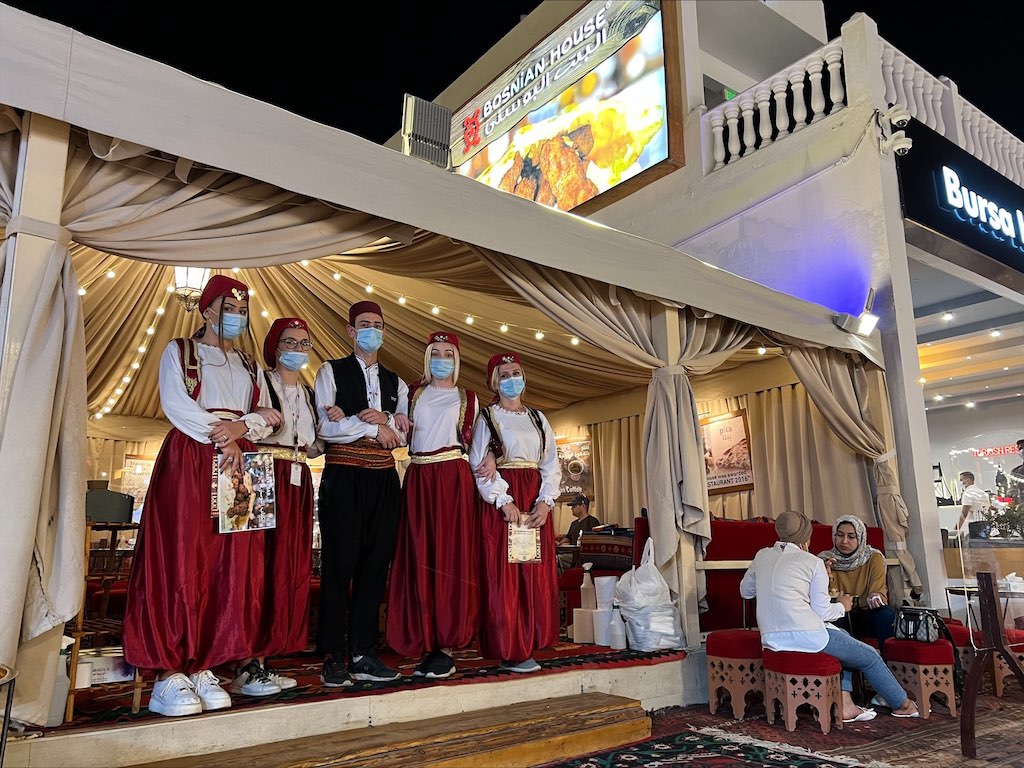 Zavirite u Bosanski paviljon na Global Villageu u Dubaiju: Arapi u redu čekaju za ćevape u Dubaiju Zavirite u Bosanski paviljon na Global Villageu u Dubaiju: Arapi u redu čekaju za ćevape u Dubaiju