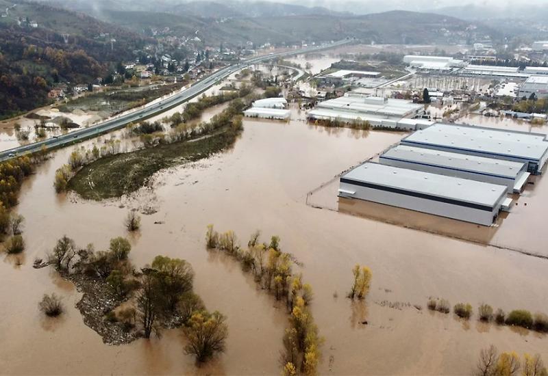 Snimci iz zraka uz rijeku Bosnu najbolje prikazuju razmjere poplava na području Sarajeva Snimci iz zraka uz rijeku Bosnu najbolje prikazuju razmjere poplava na području Sarajeva