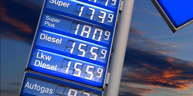 Rekordne cijene goriva u Njemačkoj: Građani pune kanistere, stručnjaci pozivaju na oprez pri gomilanju rezervi goriva
