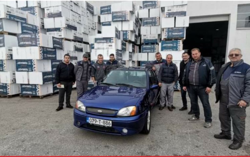 Radnici napravili iznenađenje i mladom kolegi Asmiru Spahiću kupili auto Radnici napravili iznenađenje i mladom kolegi Asmiru Spahiću kupili auto