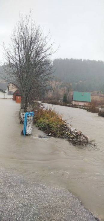 Bujični talas u Trnovu presjekao puteve, voda udavila 130 ovaca