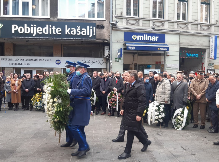 Polaganjem cvijeća kod Vječne vatre brojne delegacije obilježile Dan državnosti BiH