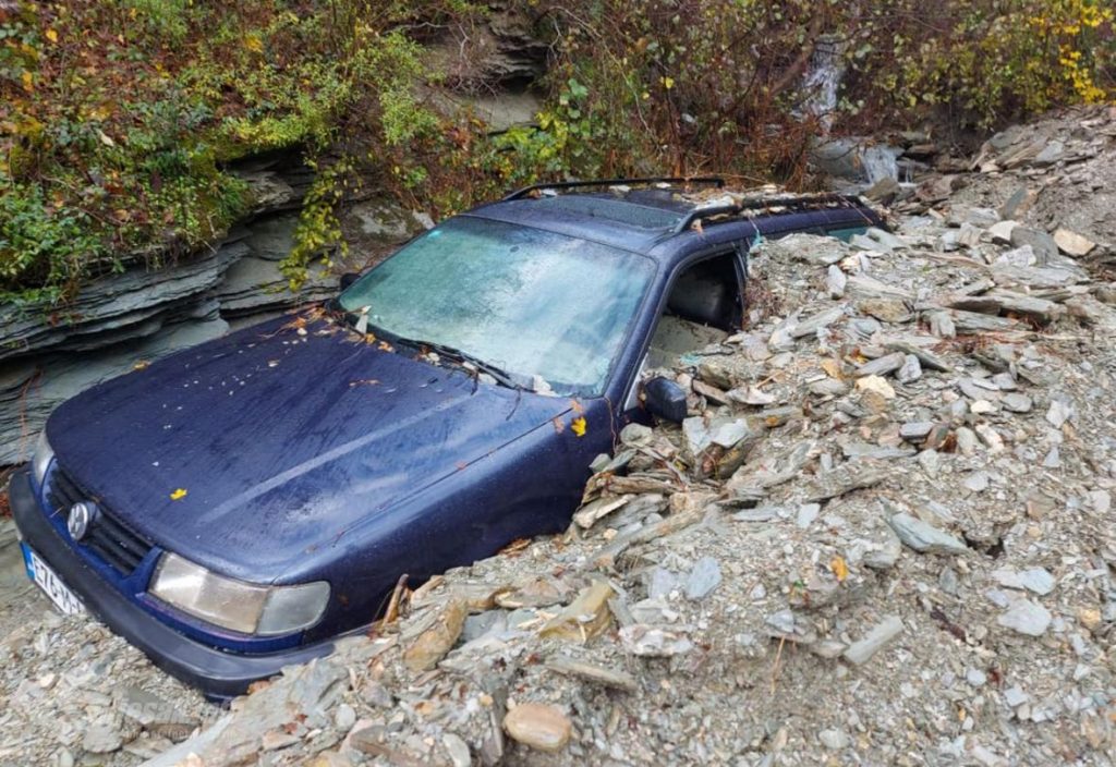 Situacija u Jablanici teška: Klizište progutalo automobile