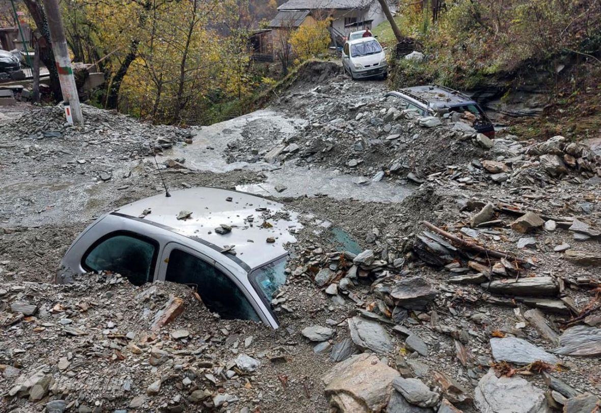 Situacija u Jablanici teška: Klizište progutalo automobile
