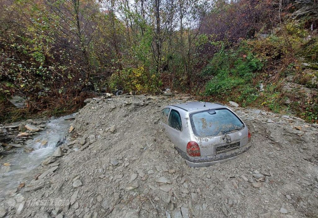 Situacija u Jablanici teška: Klizište progutalo automobile