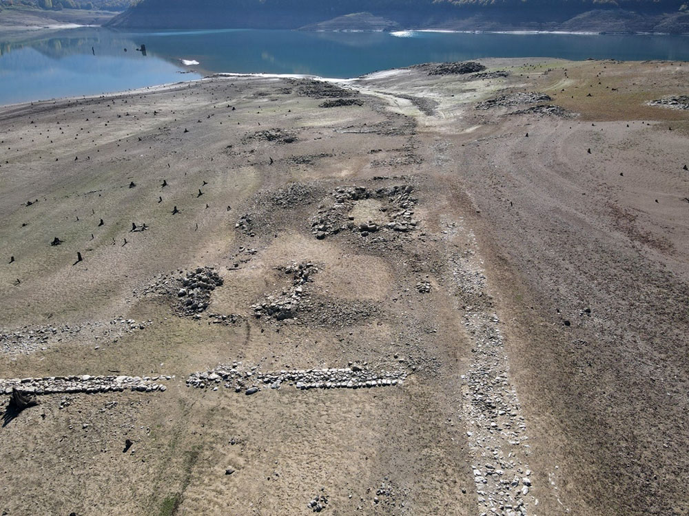 Nevjerojatni prizori: Iz Ramskog jezera izronili ostaci sela