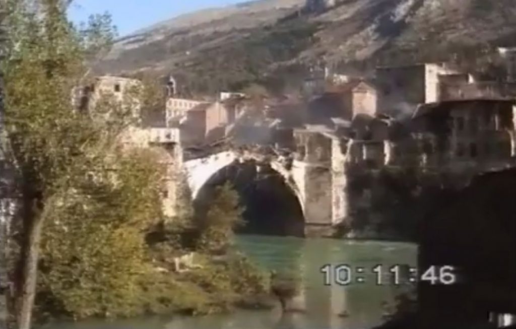 Danas se navršava 28. godišnjica rušenja Starog mosta: Ubili su tebe, ali nisu dušu Danas se navršava 28. godišnjica rušenja Starog mosta: Ubili su tebe, ali nisu dušu