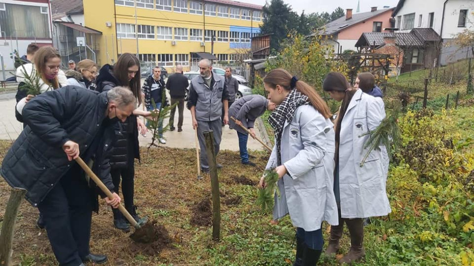 Učenici i uposlenici Gimnazije Rizah Odžečkić Zavidovići posadili novih 60 sadnica