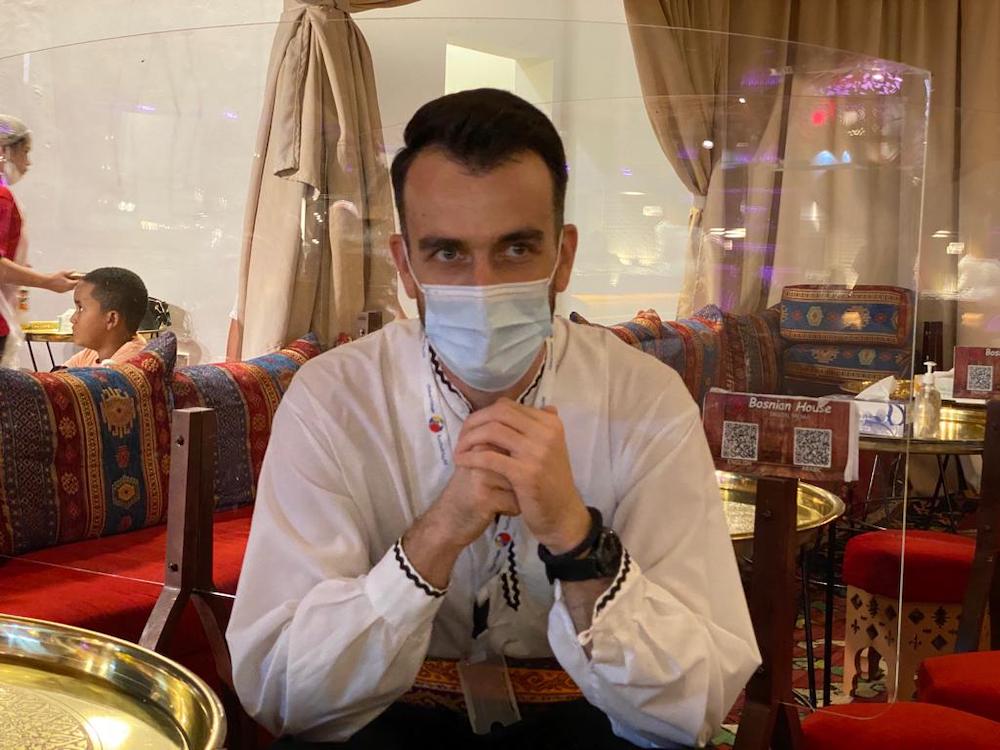 Zavirite u Bosanski paviljon na Global Villageu u Dubaiju: Arapi u redu čekaju za ćevape u Dubaiju Zavirite u Bosanski paviljon na Global Villageu u Dubaiju: Arapi u redu čekaju za ćevape u Dubaiju