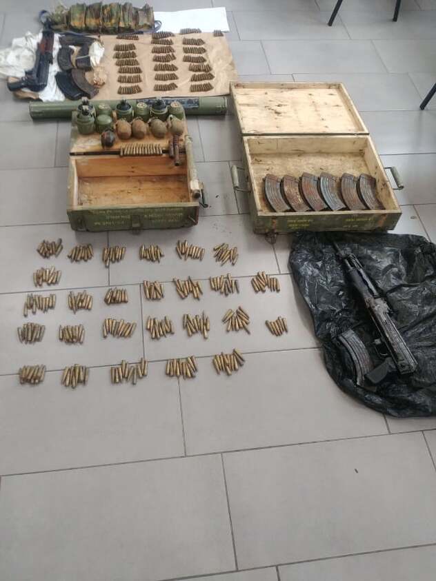 Pronađen arsenal oružja u Doboju, uhapšeni krio puške, bombe i tromblone
