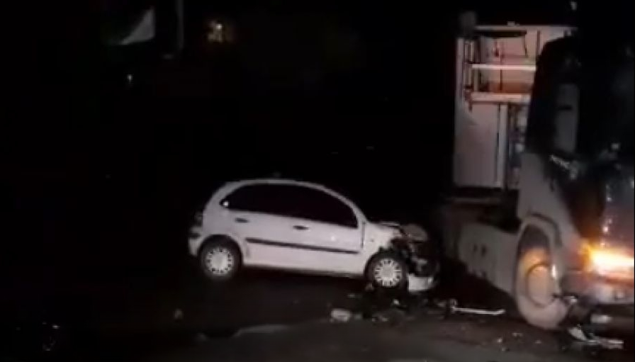 VIDEO: Autom podletio pod kamion u Doboju