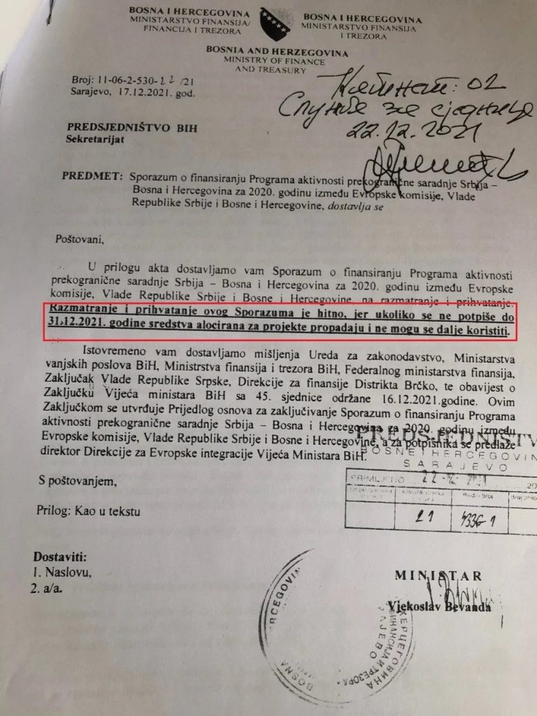 Dodik zbog "sumanutog" glasanja protiv svega oštetio BiH i Srbiju za 3,5 miliona KM Dodik zbog "sumanutog" glasanja protiv svega oštetio BiH i Srbiju za 3,5 miliona KM