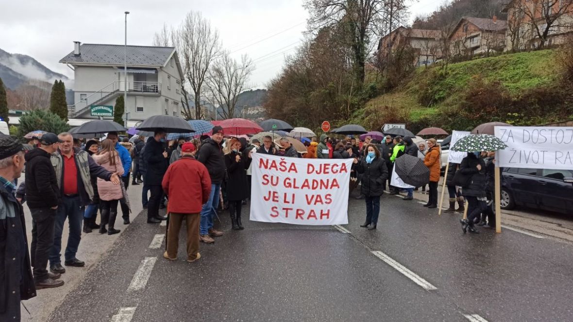 Konjic / Zdravstveni radnici blokirali cestu M-17: Propuštaju samo Hitnu pomoć