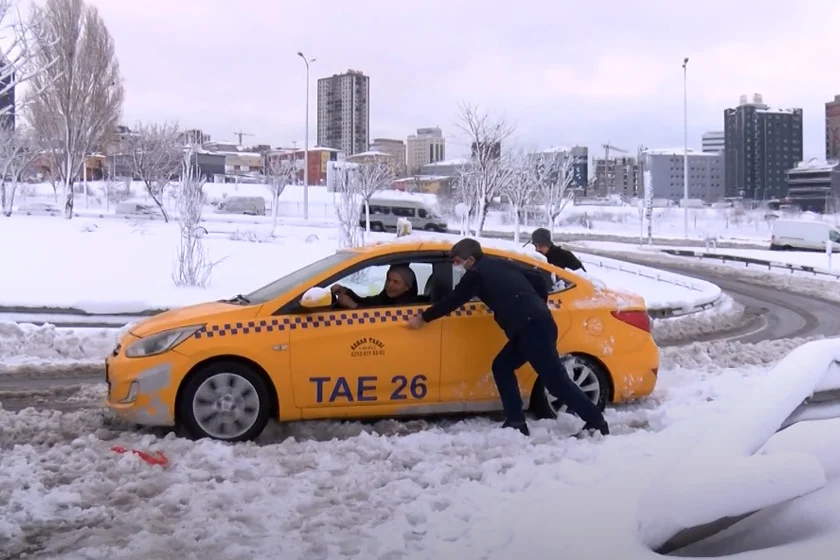 Istanbul zatrpan snijegom, haos u saobraćaju