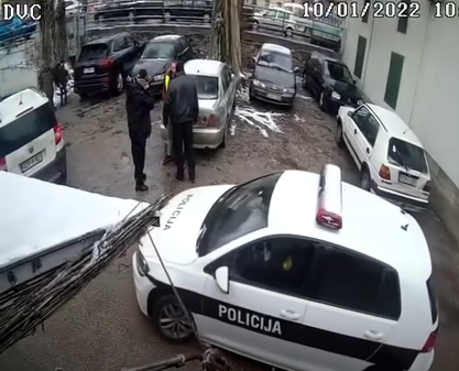 Video: Policajac Zoran Čegar pretukao mladića na parkingu