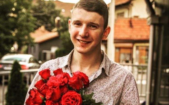 VIDEO: Emotivna priča o Brani s ružama VIDEO: Emotivna priča o Brani s ružama