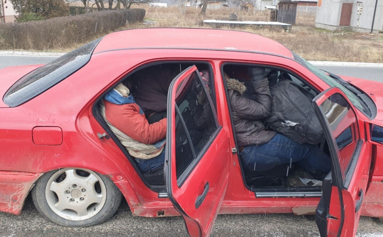 Četiri bh. državljana uhapšena jer su pokušali prokrijumčariti 20 migranata Četiri bh. državljana uhapšena jer su pokušali prokrijumčariti 20 migranata