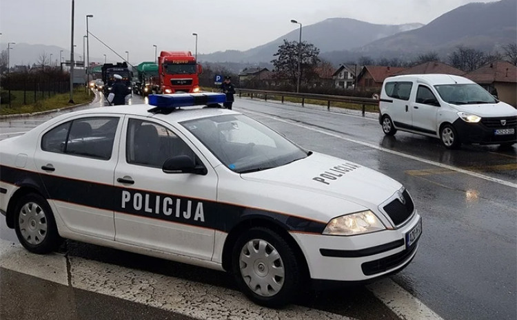 MAGLAJ: U Mercedesu prevozio 10 metara drva bez papira, policija mu sve oduzela