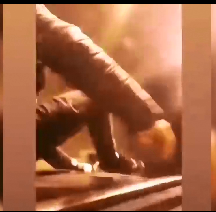 (VIDEO) KAKVA GLUPOST: VOZIO MLADIĆA NA KROVU AUTOMOBILA KROZ MAGLAJ, SUPUTNIK SVE SNIMAO ZA TIKTOK