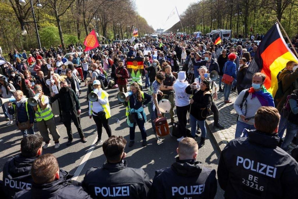 Protesti u Njemačkoj: Jedni demonstriraju protiv obavezne vakcinacije, drugi organizovali okupljanje za žrtve pandemije Protesti u Njemačkoj: Jedni demonstriraju protiv obavezne vakcinacije, drugi organizovali okupljanje za žrtve pandemije