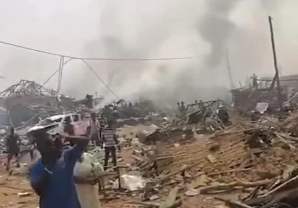 (VIDEO) Strahovita eksplozija uništila grad: Ima mrtvih! - Na snimkama se vide hrpe cigala, drveta i iskrivljenog metala koje su ostale od zgrada sravnjenih sa zemljom