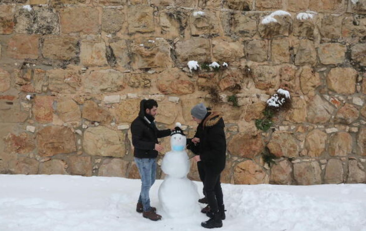 Snijeg prekrio Jerusalem, djeca se grudvaju i prave snješka pred Al-Aqsom